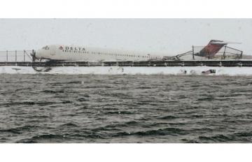 В результате аварии авиалайнера Delta пострадало 24 пассажира (ВИДЕО)
