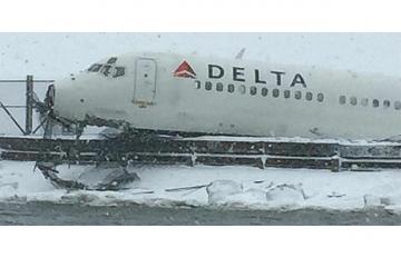В результате аварии авиалайнера Delta пострадало 24 пассажира (ВИДЕО)