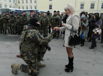 Бойцы зоны АТО поздравили женщин с 8 марта (ВИДЕО)