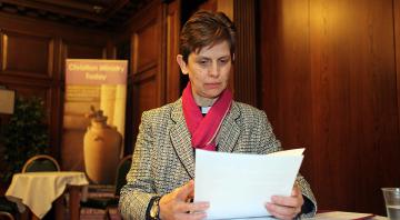 Первая женщина-епископ Англии заступает на службу