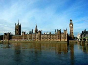 В Лондоне арестован мужчина, который решил "погулять" по крыше здания британского парламента