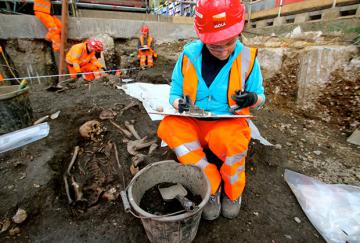 В Лондоне археологи извлекают тела погибших от чумы (ФОТО)