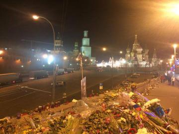 "Путин вывозит награбленное" -  в соцсетях обсудили конвой белых грузовиков рядом с Кремлем