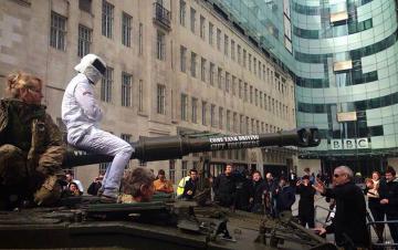 Миллион подписей в поддержку Кларксона доставили в офис BBC на танке