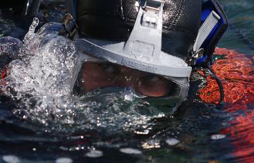 Спасателям не удалось найти еще 13 человек с затонувшего траулера