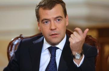 Медведев заявил, что Россия будет помогать Украине восстанавливать страну