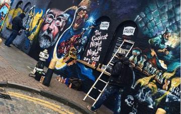 В Англии создают граффити, на которых изображен культовый писатель Терри Пратчетт