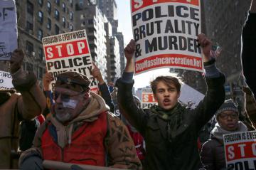Жители Нью-Йорка протестуют против полиции