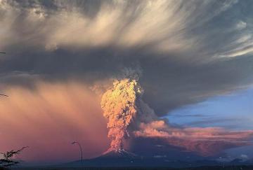 В Чили разбушевался вулкан Калбуко (ВИДЕО)
