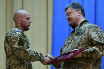 Петр Порошенко вручил награду украинскому десантнику