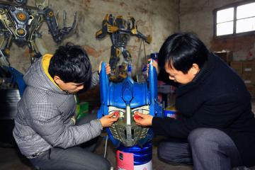 Китайские фермеры заработали более $160 тысяч, создавая скульптуры "Трансформеров"