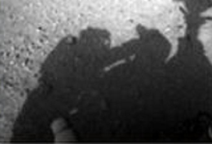 NASA опубликовало снимки, на которых "нечто" трогает марсоход (ФОТО)