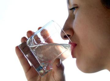 Медики не рекомендуют запивать пищу водой