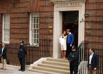 Кейт Миддлтон и принц Уильям показали миру свою новорожденную принцессу (ФОТО)