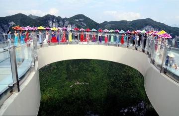 Прогулка в облаках. В Китае открылся стеклянный мост (ФОТО)