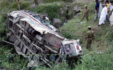 В Индии пассажирский автобус рухнул в ущелье