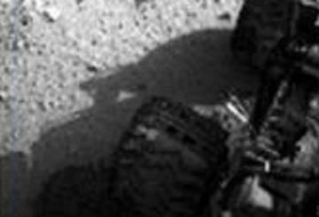 NASA опубликовало снимки, на которых "нечто" трогает марсоход (ФОТО)