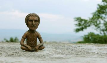 В Мукачево к 40-летию Вакарчука презентовали его мини-скульптуру (ФОТО)