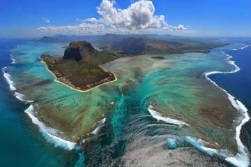 Природная аномалия, или иллюзия подводного водопада Маврикий (ФОТО)