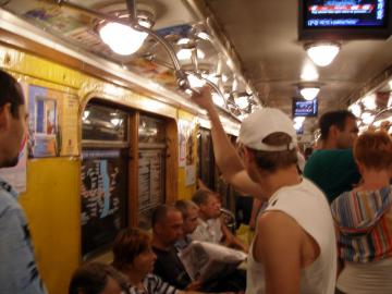 В вагоны киевского метрополитена вернут экраны