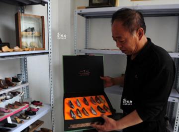 Подковать блоху. Китайский сапожник создает крошечную обувь (ФОТО)