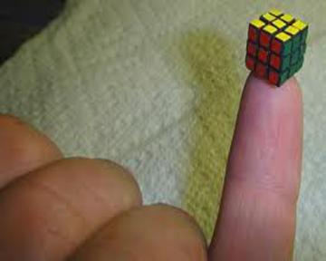 Самый маленький кубик Рубика в мире