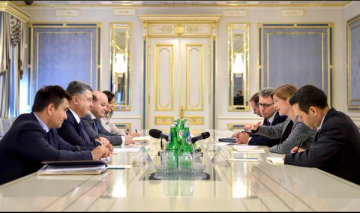 Порошенко обсудил с Пауэр имплементацию Минских соглашений (ФОТО)