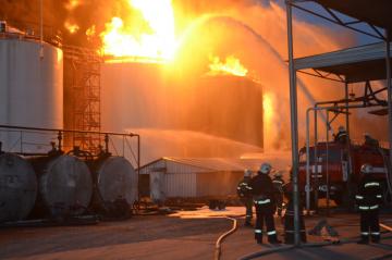 На нефтебазе в Васильковском районе продолжает гореть резервуар