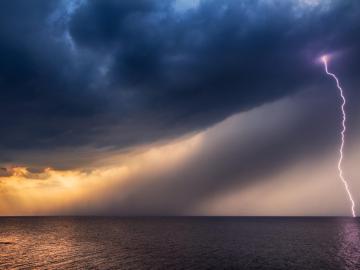 Завораживающее зрелище: молния ударила в море (ВИДЕО)
