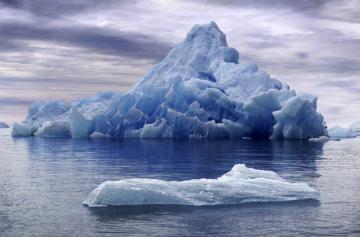 Силы природы: как разрушается айсберг (ВИДЕО)