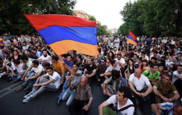 Президент Армении отказался общаться с демонстрантами