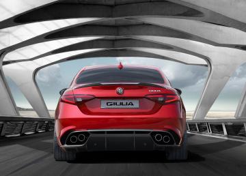 В Alfa Romeo рассекретили новейший спортивный седан (ФОТО)