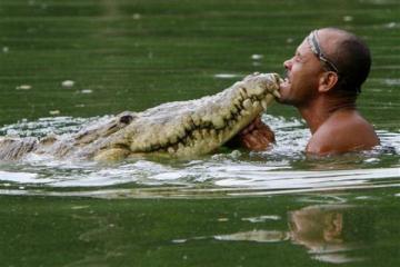 Уникальная дружба человека с крокодилом (ВИДЕО)