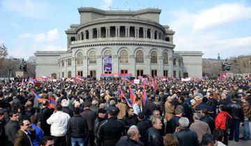 Митингующие в Ереване заблокировали центр города (ВИДЕО)