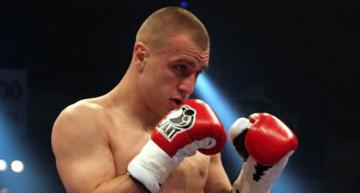 Макс Бурсак боксировал 12 раундов со сломанной рукой