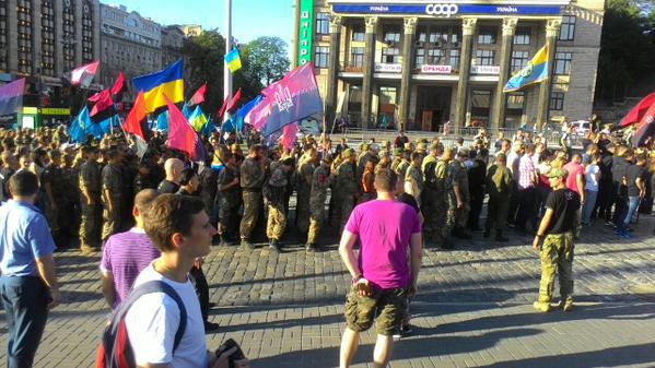 Марш "Правого сектора" собрал около тысячи человек в Киеве (ФОТО)