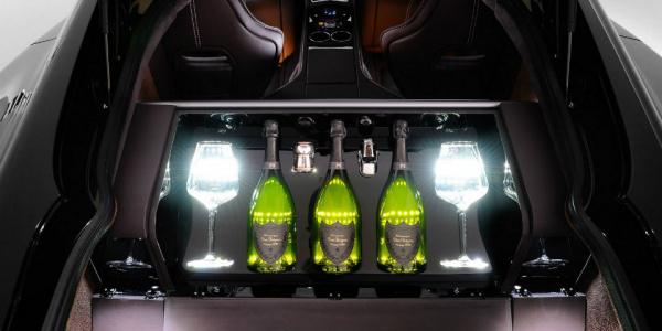 В Aston Martin можно перевозить шампанское (ФОТО)