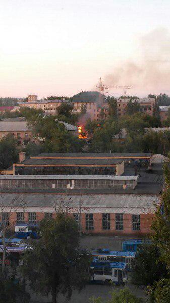 Боевики обстреливают Донецк: город горит (ФОТО)