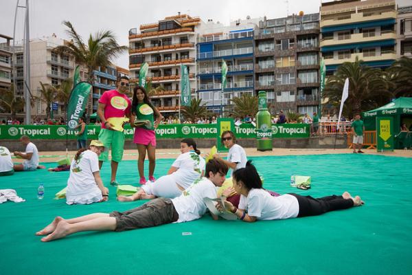 В Испании развернули самое большое пляжное полотенце (ФОТО)