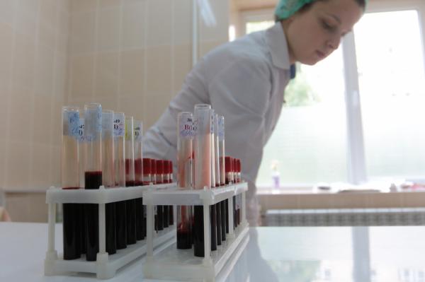 Рука помощи: жители Львова сдают кровь пострадавшим милиционерам (ФОТО) Рука помощи: жители Львова сдают кровь пострадавшим милиционерам (ФОТО)