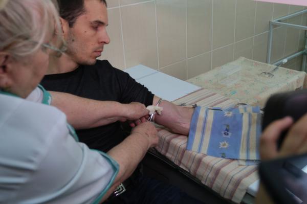 Рука помощи: жители Львова сдают кровь пострадавшим милиционерам (ФОТО) Рука помощи: жители Львова сдают кровь пострадавшим милиционерам (ФОТО)