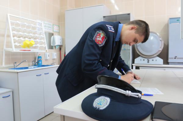 Рука помощи: жители Львова сдают кровь пострадавшим милиционерам (ФОТО) Рука помощи: жители Львова сдают кровь пострадавшим милиционерам (ФОТО)