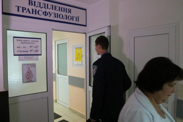 Рука помощи: жители Львова сдают кровь пострадавшим милиционерам (ФОТО) Рука помощи: жители Львова сдают кровь пострадавшим милиционерам (ФОТО)
