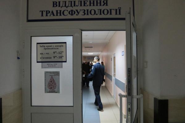 Рука помощи: жители Львова сдают кровь пострадавшим милиционерам (ФОТО) Рука помощи: жители Львова сдают кровь пострадавшим милиционерам (ФОТО)
