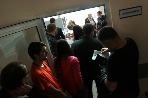 Рука помощи: жители Львова сдают кровь пострадавшим милиционерам (ФОТО) Рука помощи: жители Львова сдают кровь пострадавшим милиционерам (ФОТО)