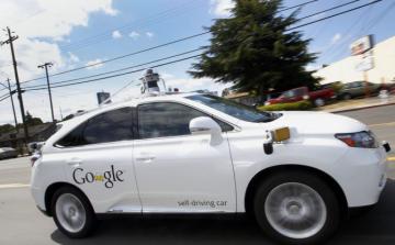 Беспилотный автомобиль Google впервые попал в аварию