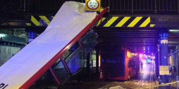 Снесло крышу: в Лондоне двухэтажный автобус столкнулся с мостом (ФОТО)