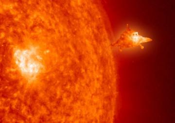 НЛО, заправляющееся от Солнца, разглядели на снимках NASА (ВИДЕО)
