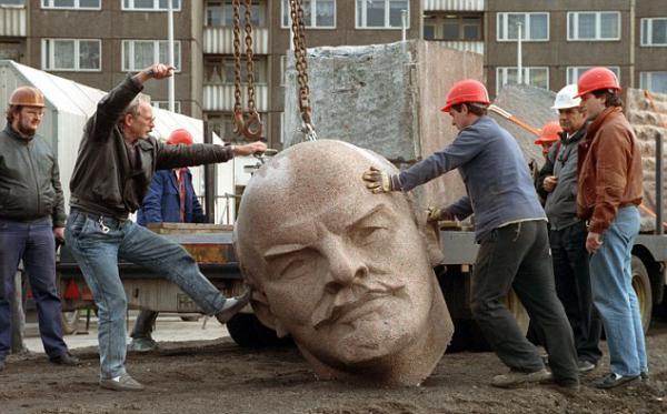 В Берлине из земли выкопали огромную голову Ленина (ФОТО)