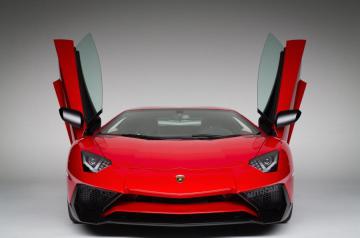 Lamborghini представит родстер Aventador Superveloce